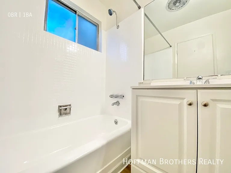 1142 N Clark St #308 — Photo 5