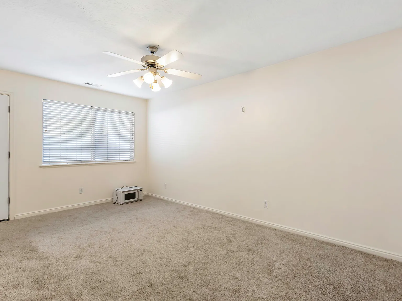 3 bed, 2.5 bath, 1437 sqft, $2,400 — Photo 4