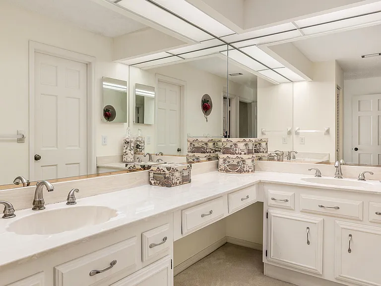 101 W Park Shores Cir #2 — Photo 27