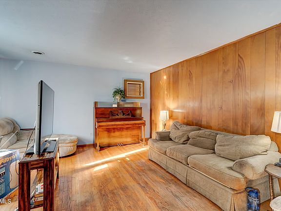 2nd image of 1820 Wonderland Ln