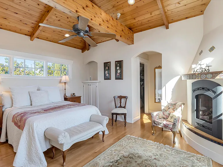 1568 Mariposa Ave — Photo 28