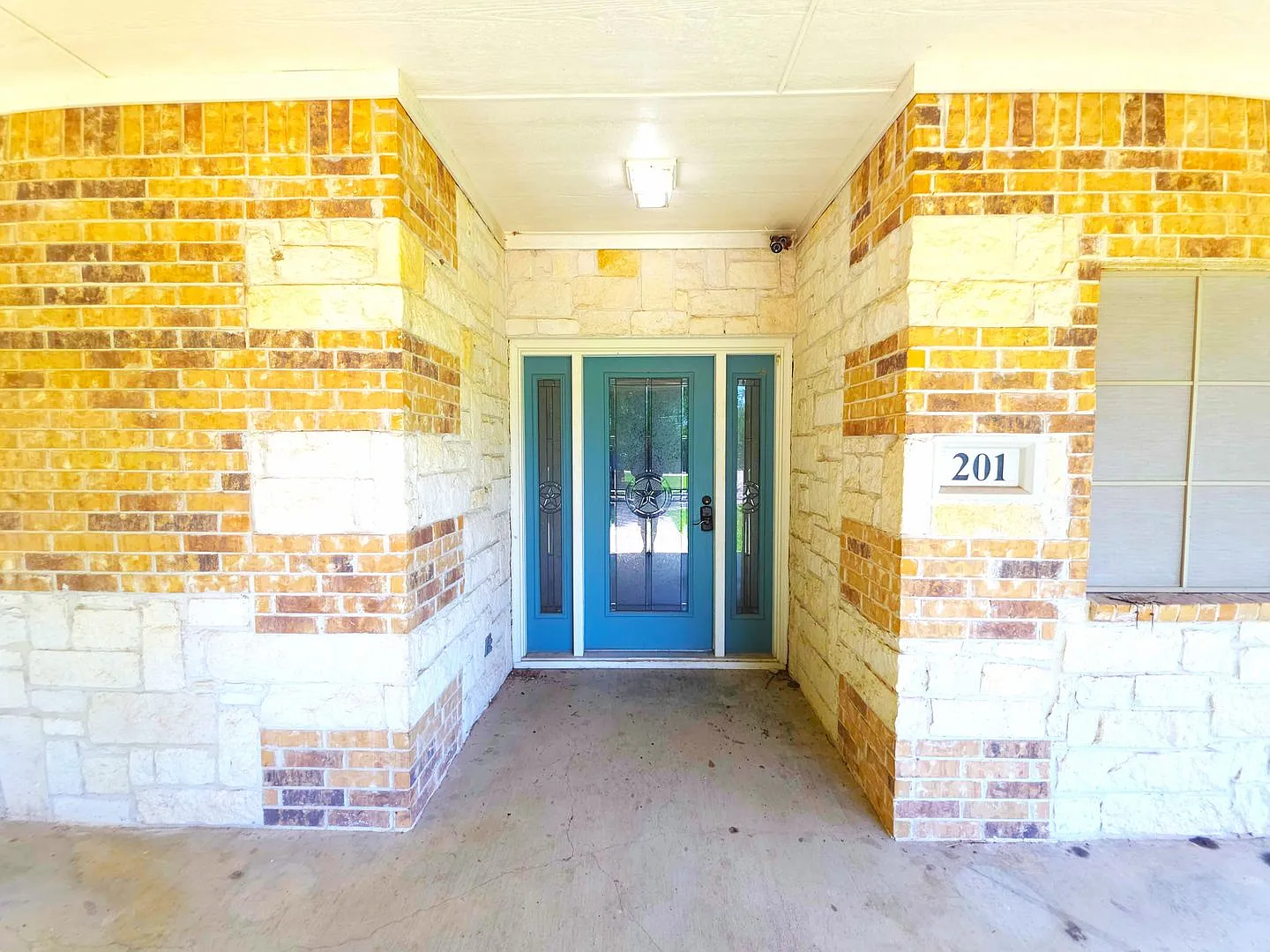 Spacious Family Home For Lease 201 W. Oak Street, Eustace, Tx 75124 — Photo 2
