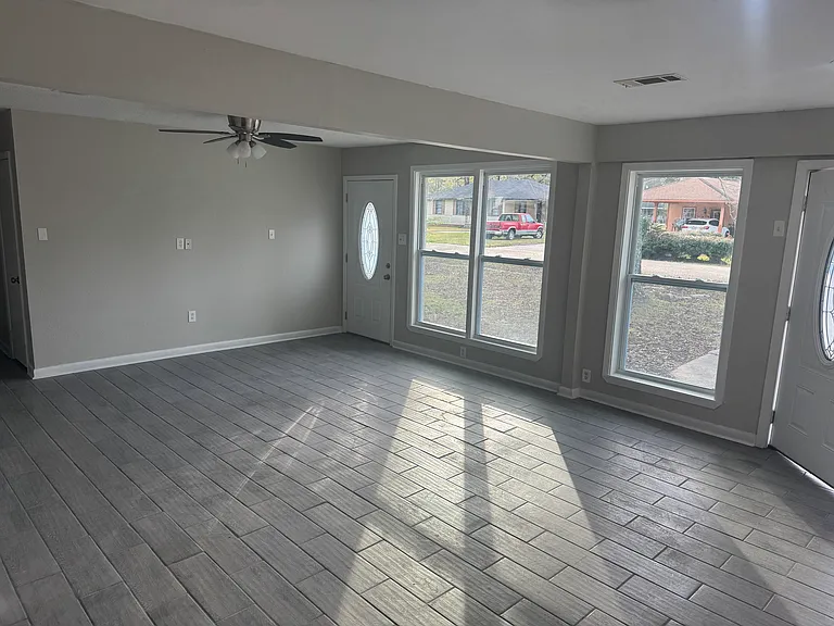 426 Foster St — Photo 3