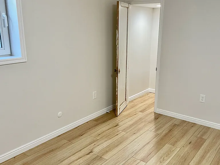 1st bedroom showing closet