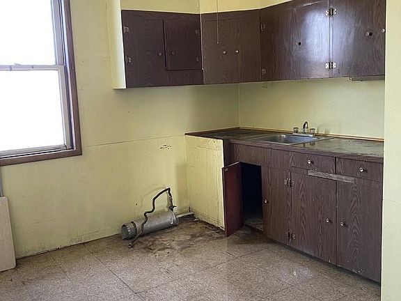 4th image of 610 Rappolla St