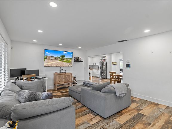 5th image of 1621 NW 115th Avenue