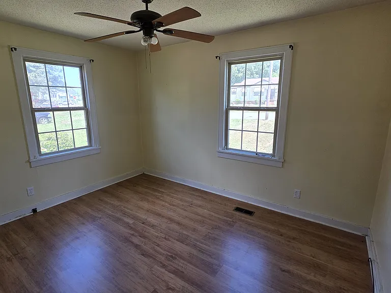 1712 Pinewood Dr — Photo 5