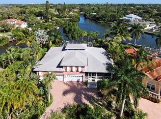 124 Island Cir, Sarasota, FL 34242