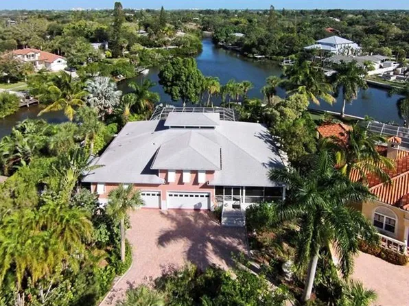 124 Island Cir, Sarasota, FL 34242