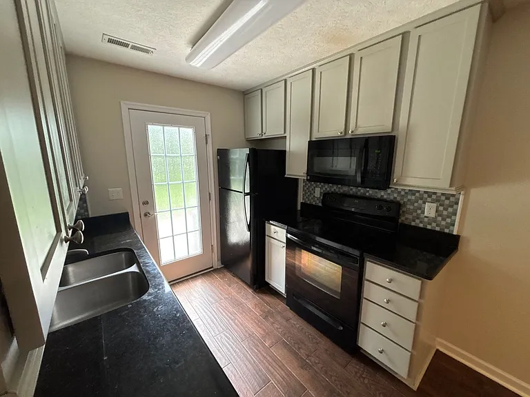50 Gloucester Dr — Photo 2