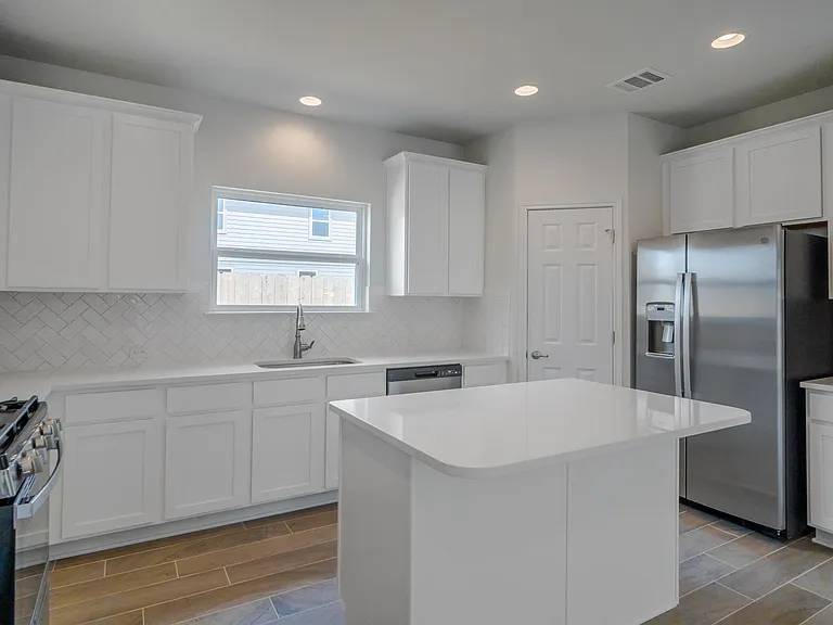 917 Falkland Trce — Photo 3