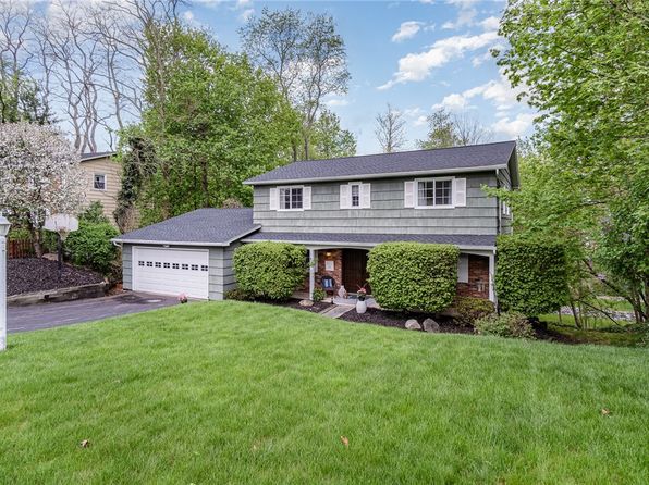19 Ledgemont Dr, Fairport, NY 14450