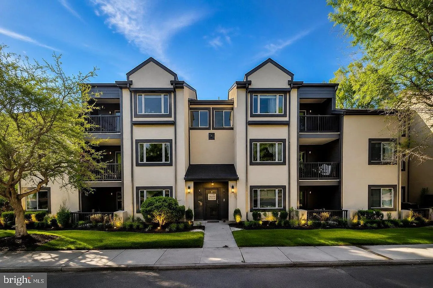2 bed, 1.0 bath, 936 sqft, $2,300 — Photo 1