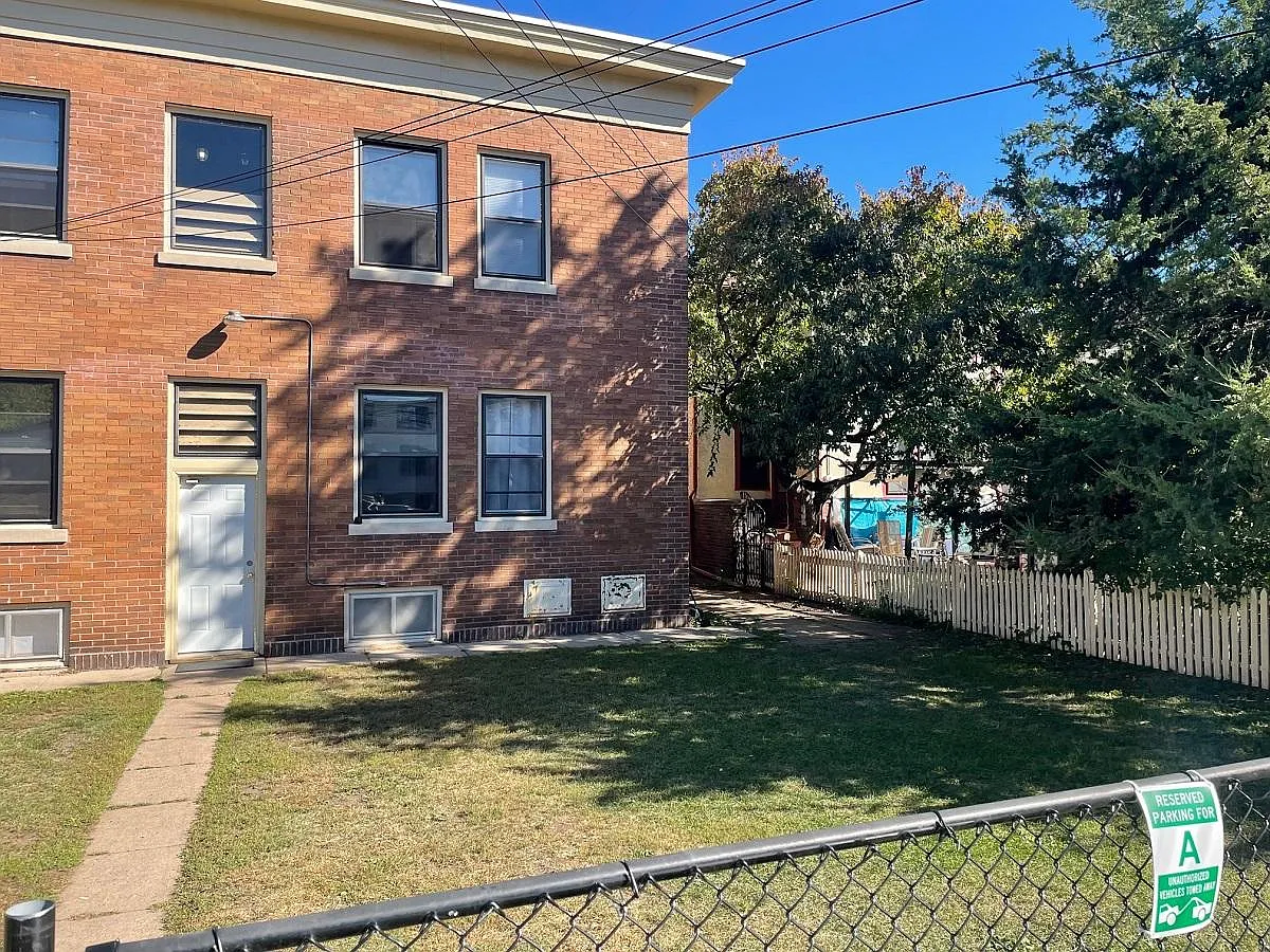 3 bed, 1220 sqft, $1,795 — Photo 2