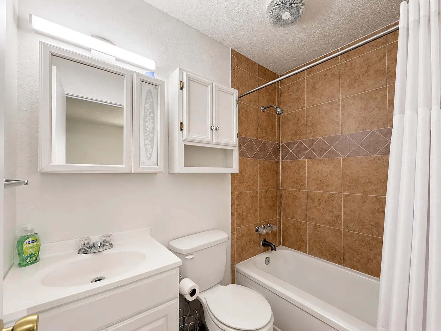 4 bed, 7.0 bath, 3822 sqft, $910 — Photo 2