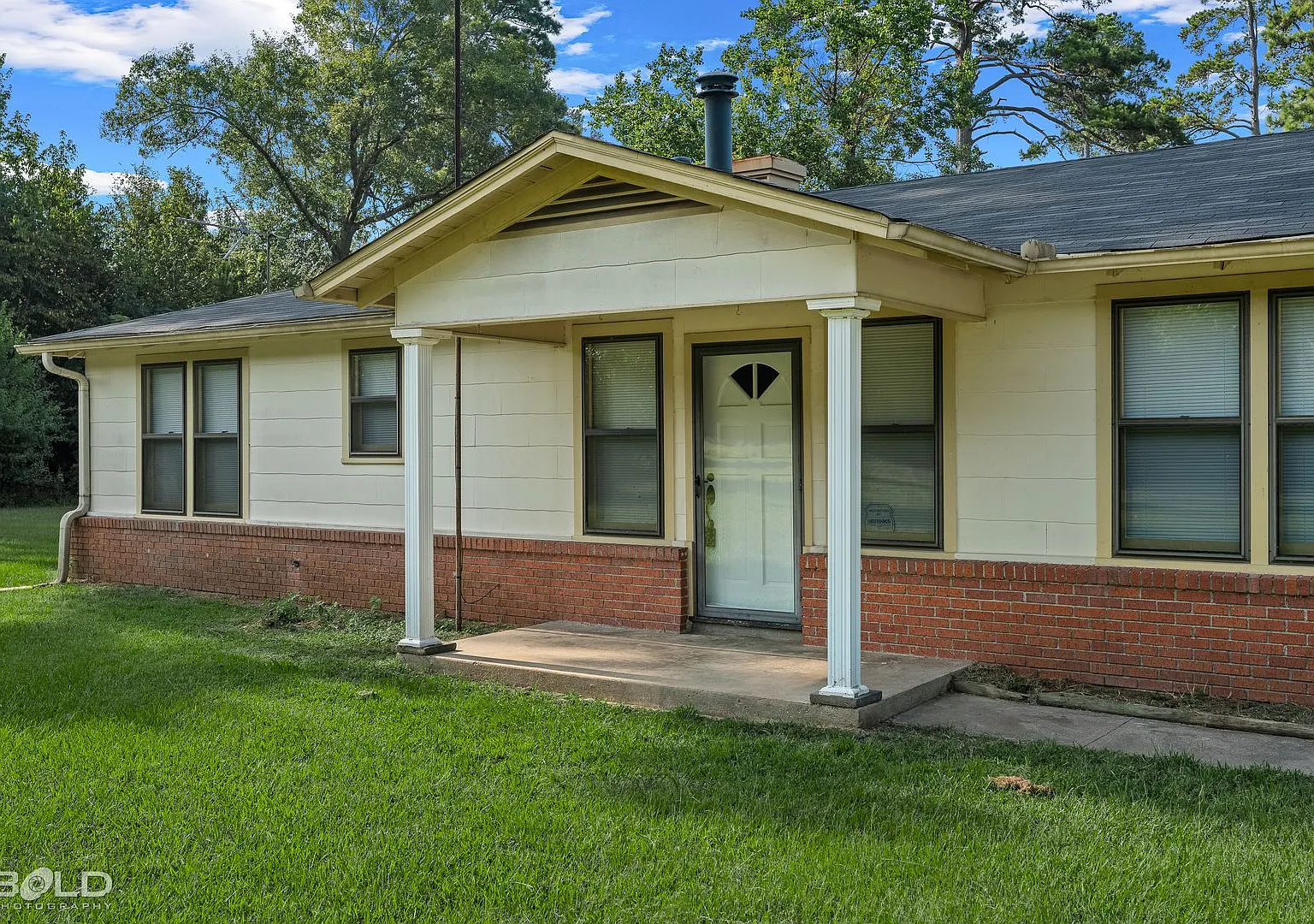 Spacious 3-Bedroom Shreveport Home with Bonus Room — Photo 2