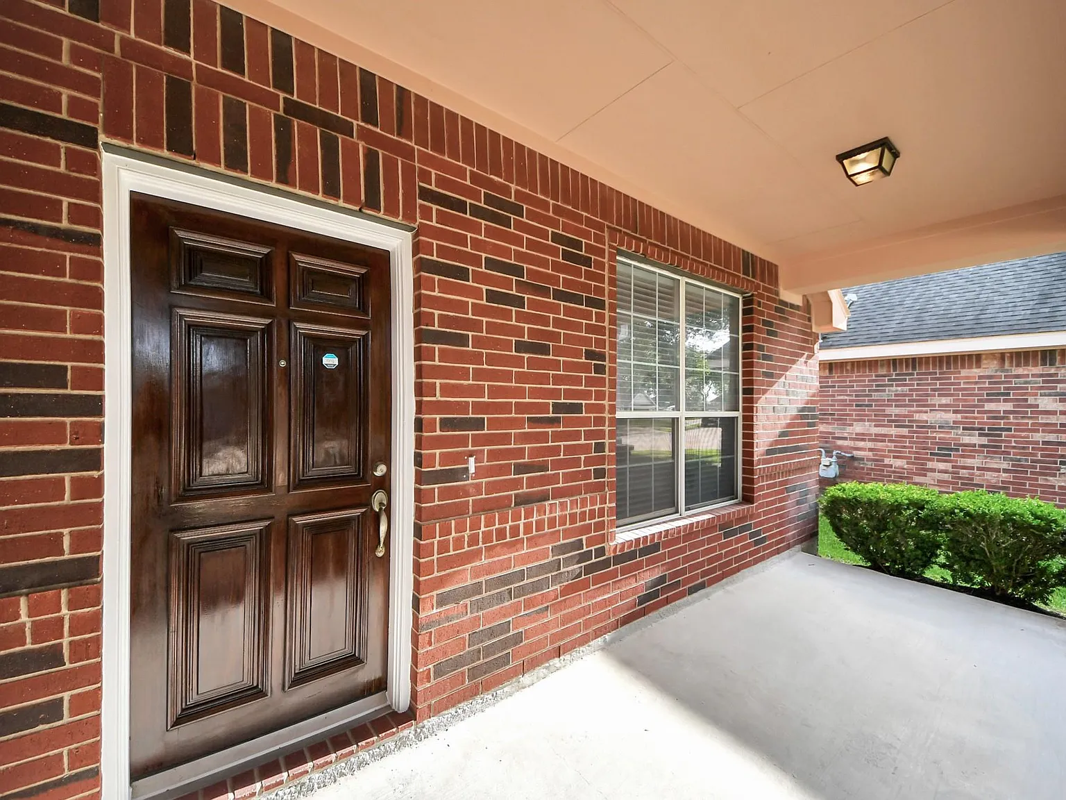 3 bed, 2.0 bath, 2097 sqft, $2,200 — Photo 2
