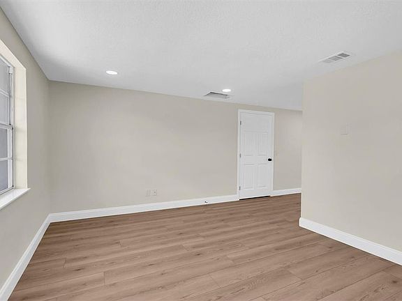 5th image of 4652 Kennedy Dr