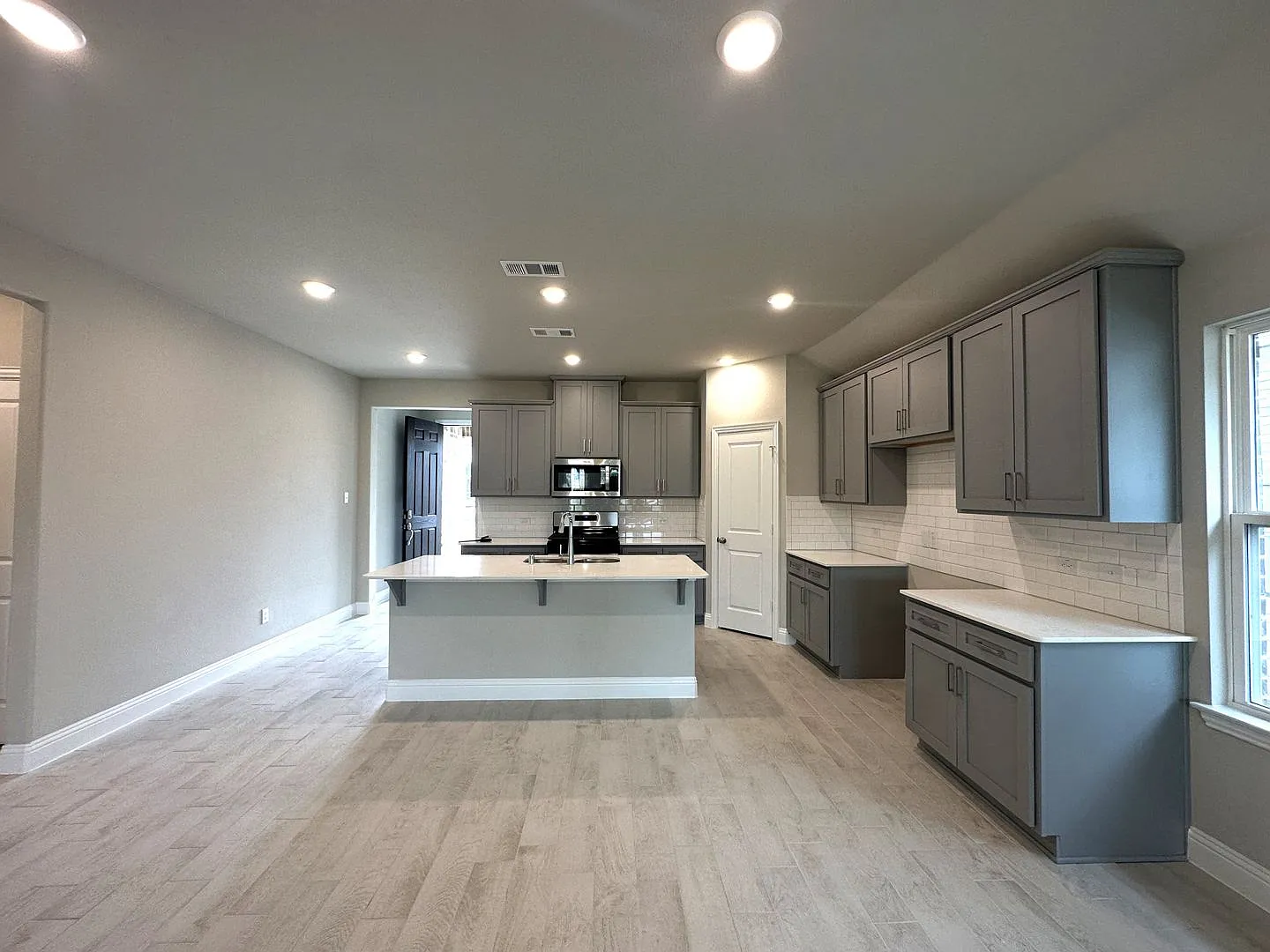 Lagoon Community, Like New House. — Photo 3