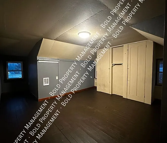 240 S 6th St #2 — Photo 4