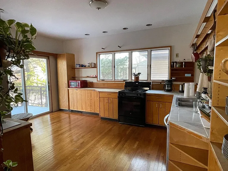 48 Aldie St #2 — Photo 2