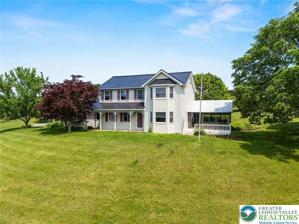 39 Kempton Rd, Mertztown, PA 19539