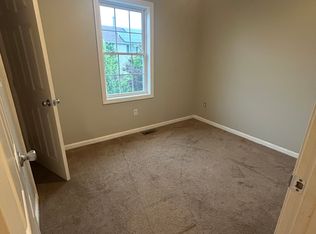 24 Manchester St, Fall River, MA 02721