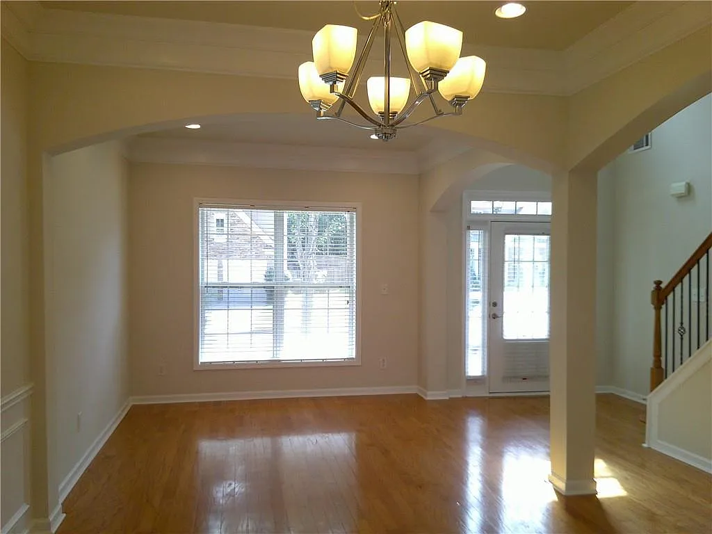 5 bed, 3.0 bath, 2464 sqft, $2,650 — Photo 4