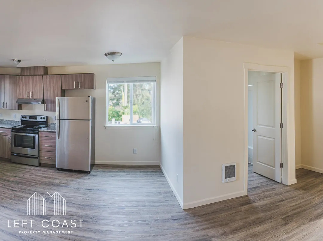 Lake Forest Commons — Photo 1