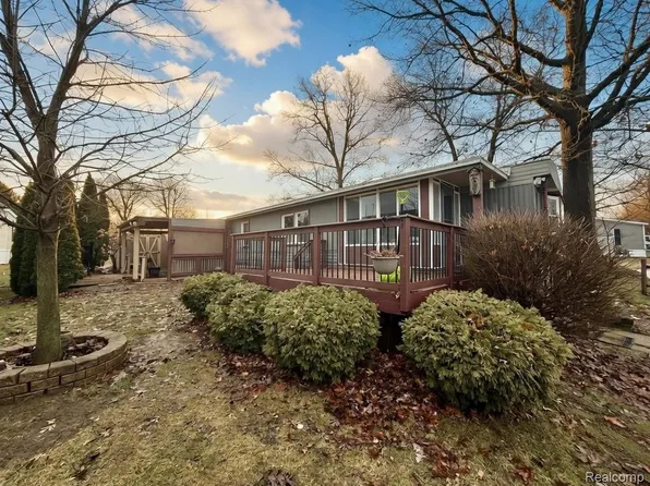 277 W Glengarry Ct, Highland, MI 48357