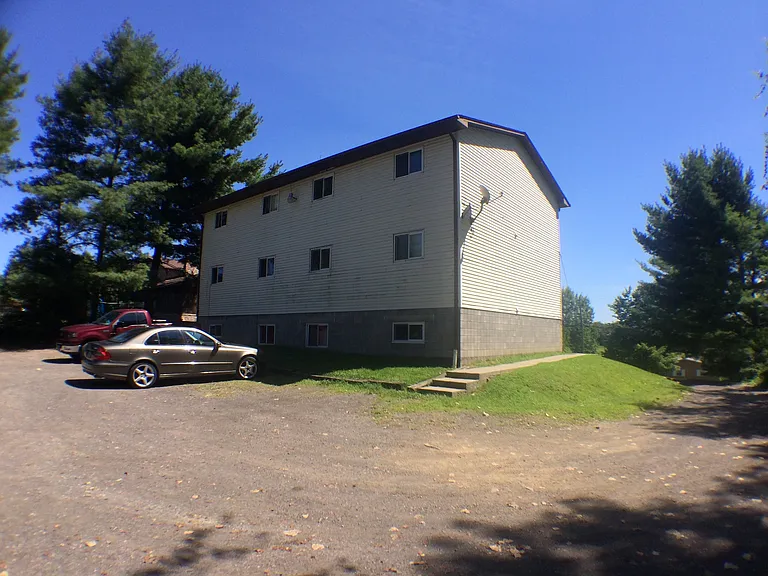 180 Manor Dr — Photo 2