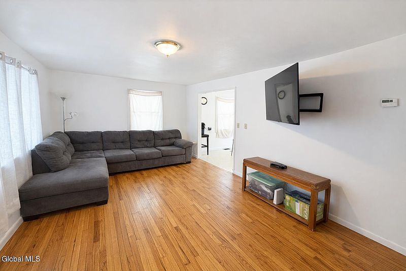 4th image of 1740 Huntersland Road