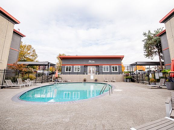 Renton Apartments - The Aviator Apartments - Pool