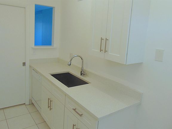 3rd image of 2400 SW 22nd Avenue #512