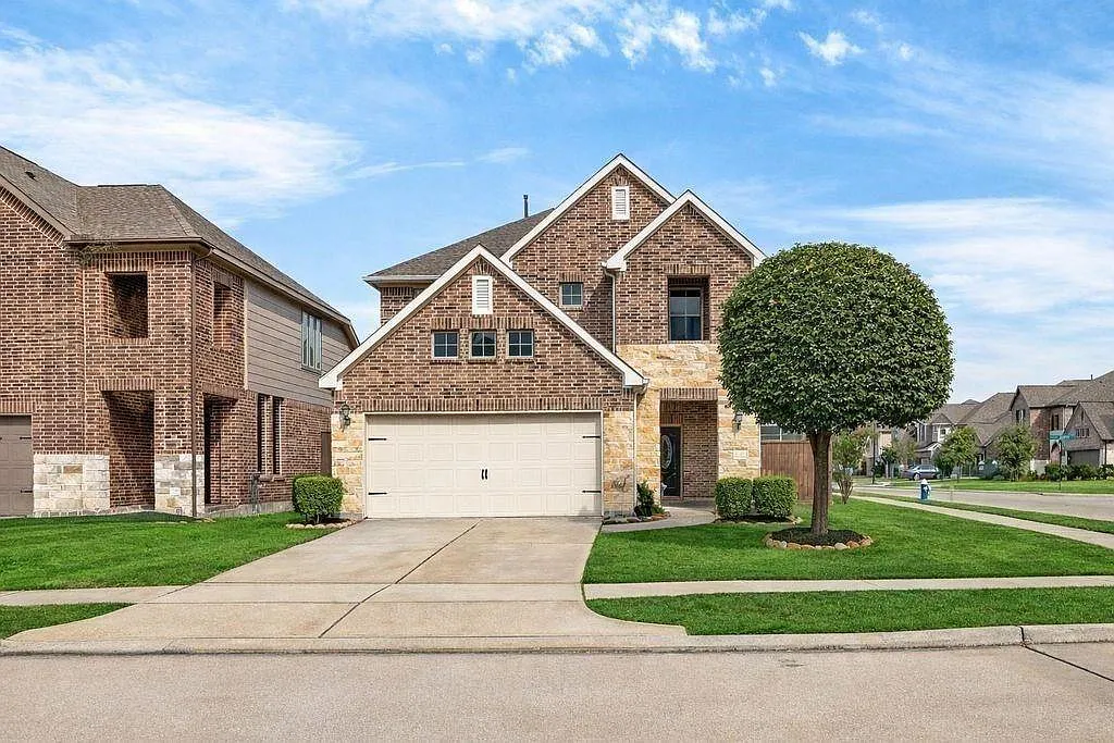 4 bed, 2.5 bath, 2600 sqft, $2,800 — Photo 1
