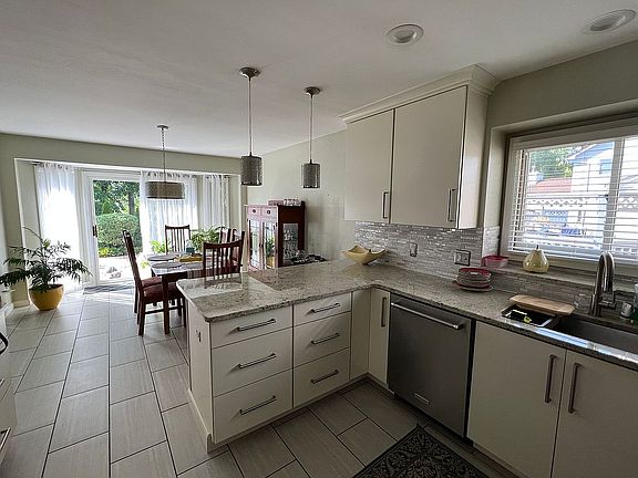 4th image of 37051 Hanson Dr