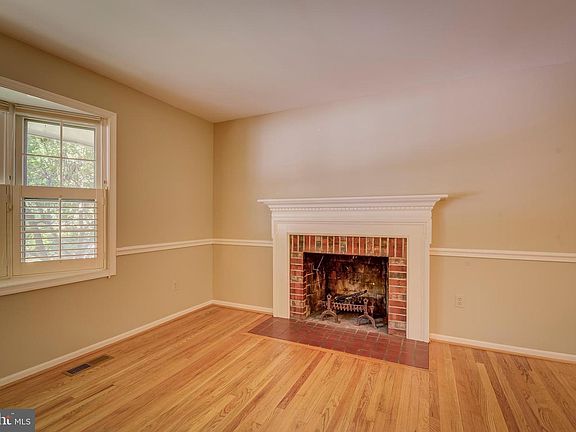 5th image of 403 Holmes Ct NW