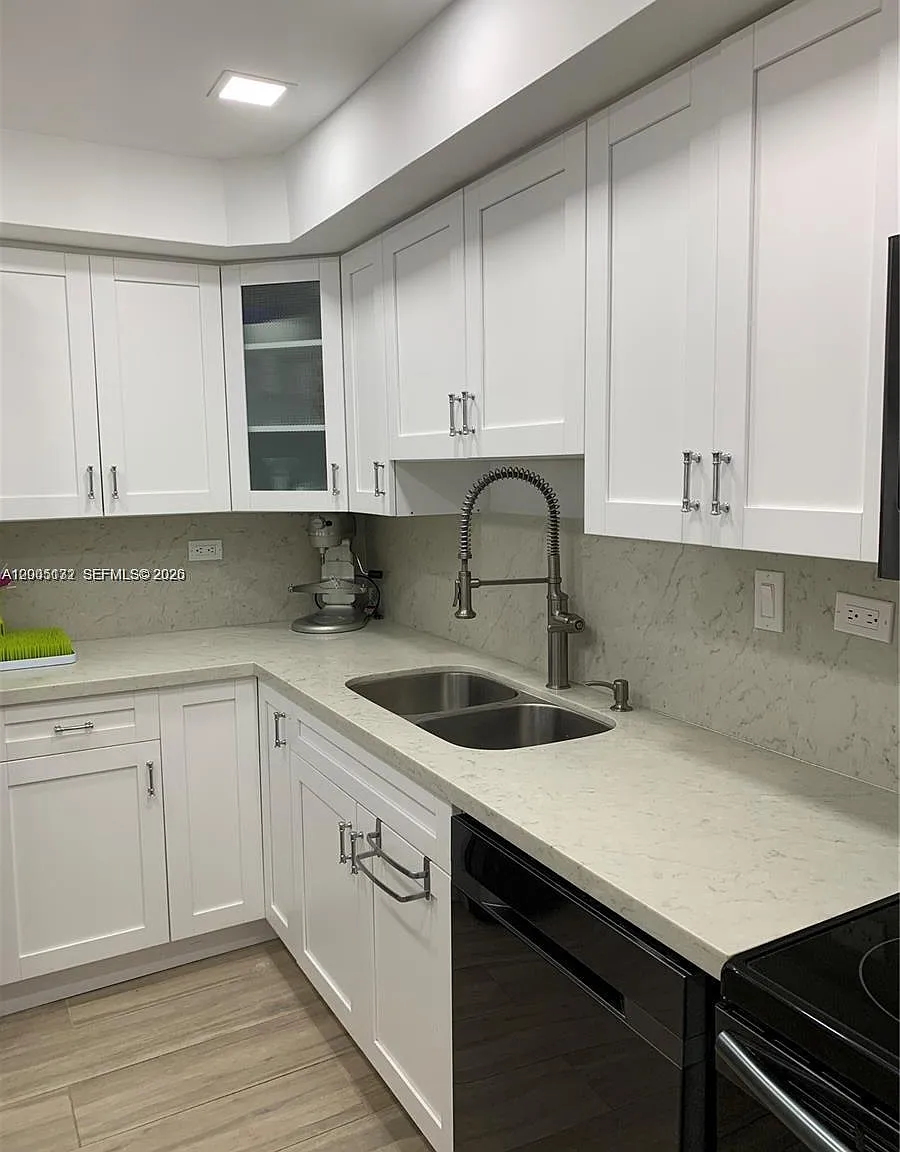 Delvista Towers Condo Tow — Photo 3