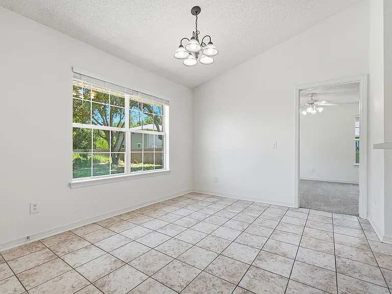 2030 Hawthorne Dr — Photo 10