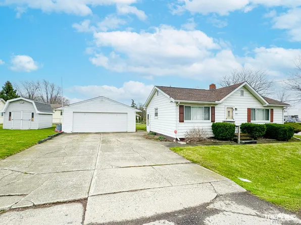 2065 Dutcher St, Flint, MI 48532