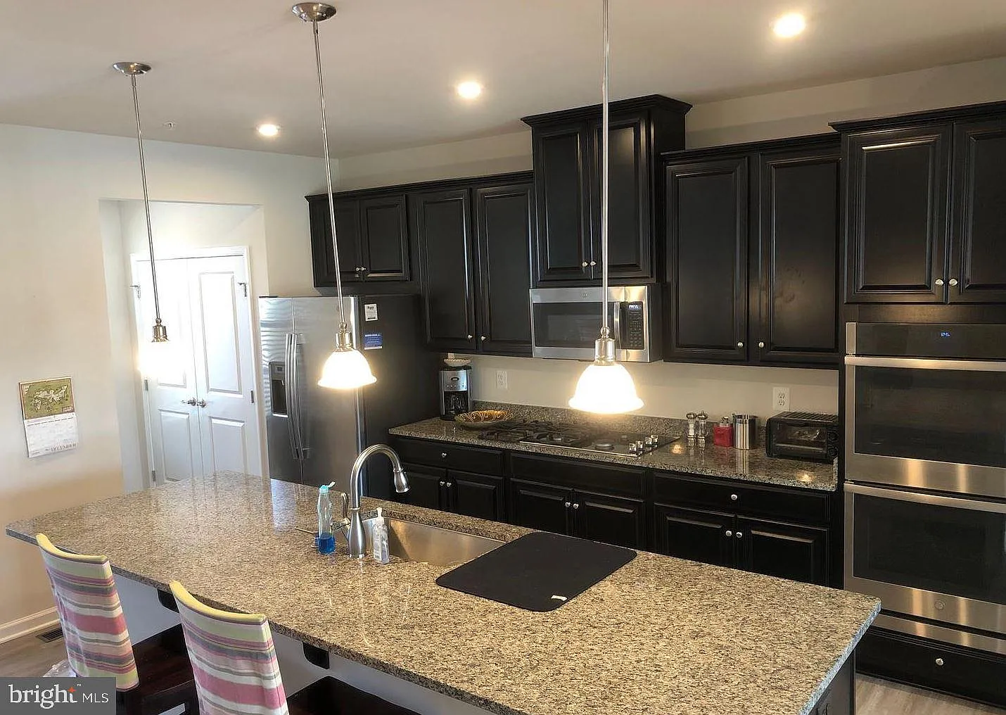 3 bed, 2.5 bath, 2016 sqft, $3,200 — Photo 2