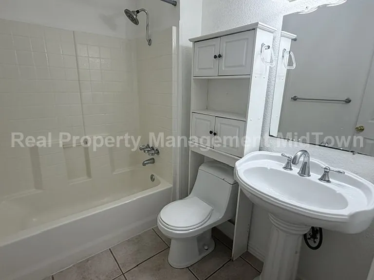 1301 Burleson St — Photo 4