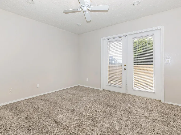 Lincoln Glens Apartments — Photo 36