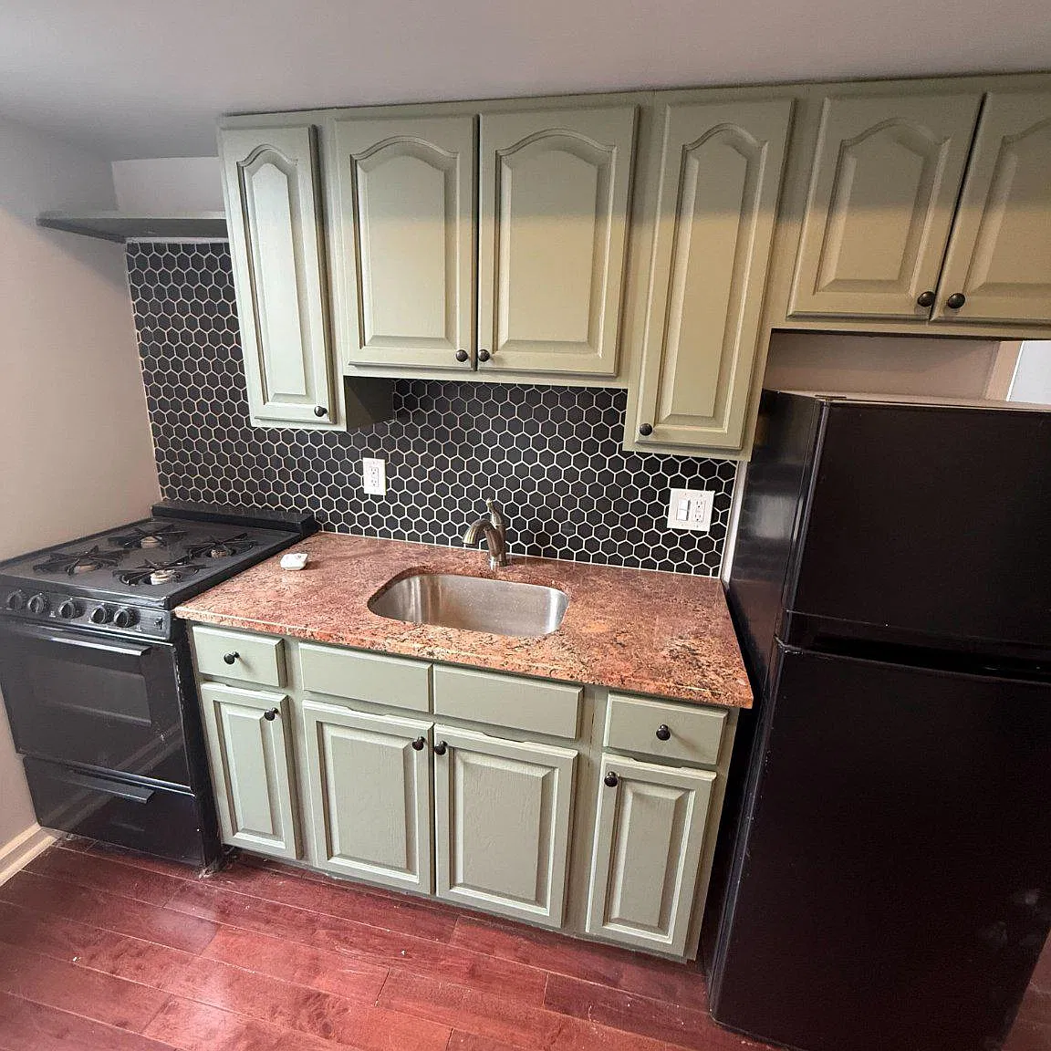 1 bed, 1.0 bath, 2970 sqft, $1,450 — Photo 2