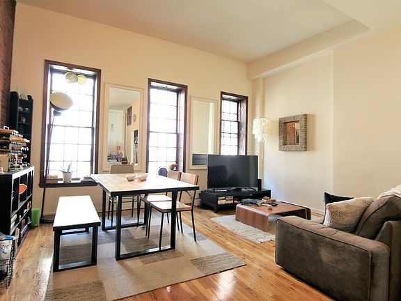 3rd image of 110 W 71st St #9