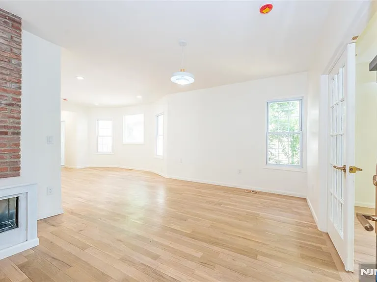 231 Waverly Pl — Photo 23