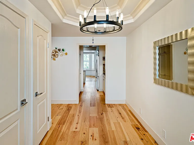 575 S Barrington Ave #305 — Photo 3