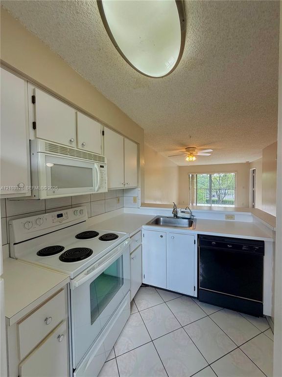 2230 N Cypress Bend Dr APT 308, photo 5