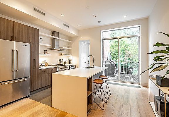 4th image of 134 Manhattan Ave #1