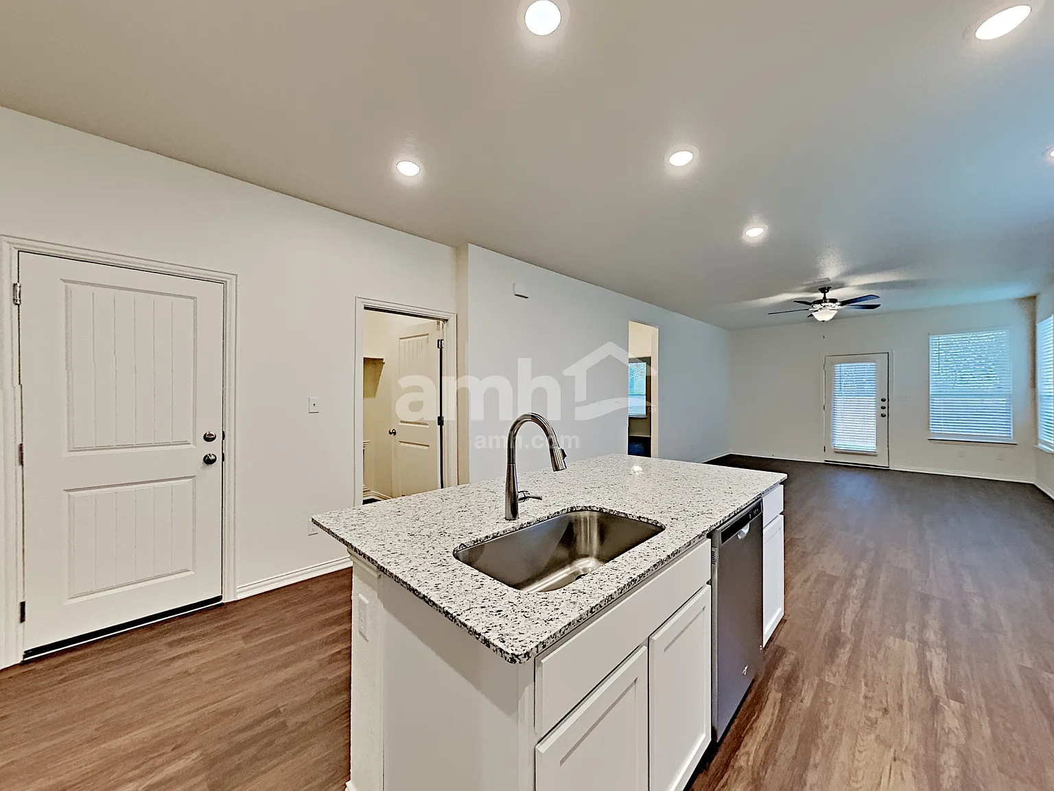 3 bed, 2.0 bath, 1446 sqft, $1,810 — Photo 3